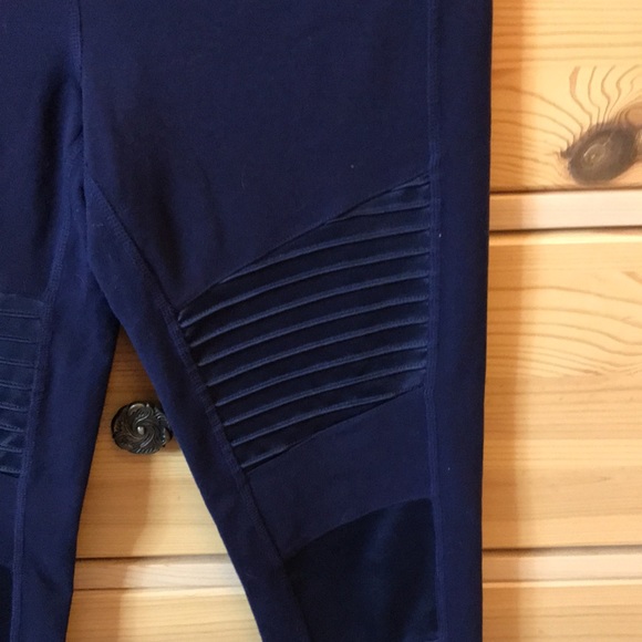 Alo Yoga High-Waist Moto Sport Leggings with Mesh Panels Size Medium - Picture 4 of 11